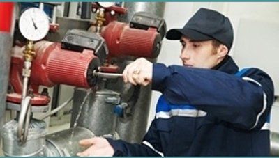 idraulico a lavoro