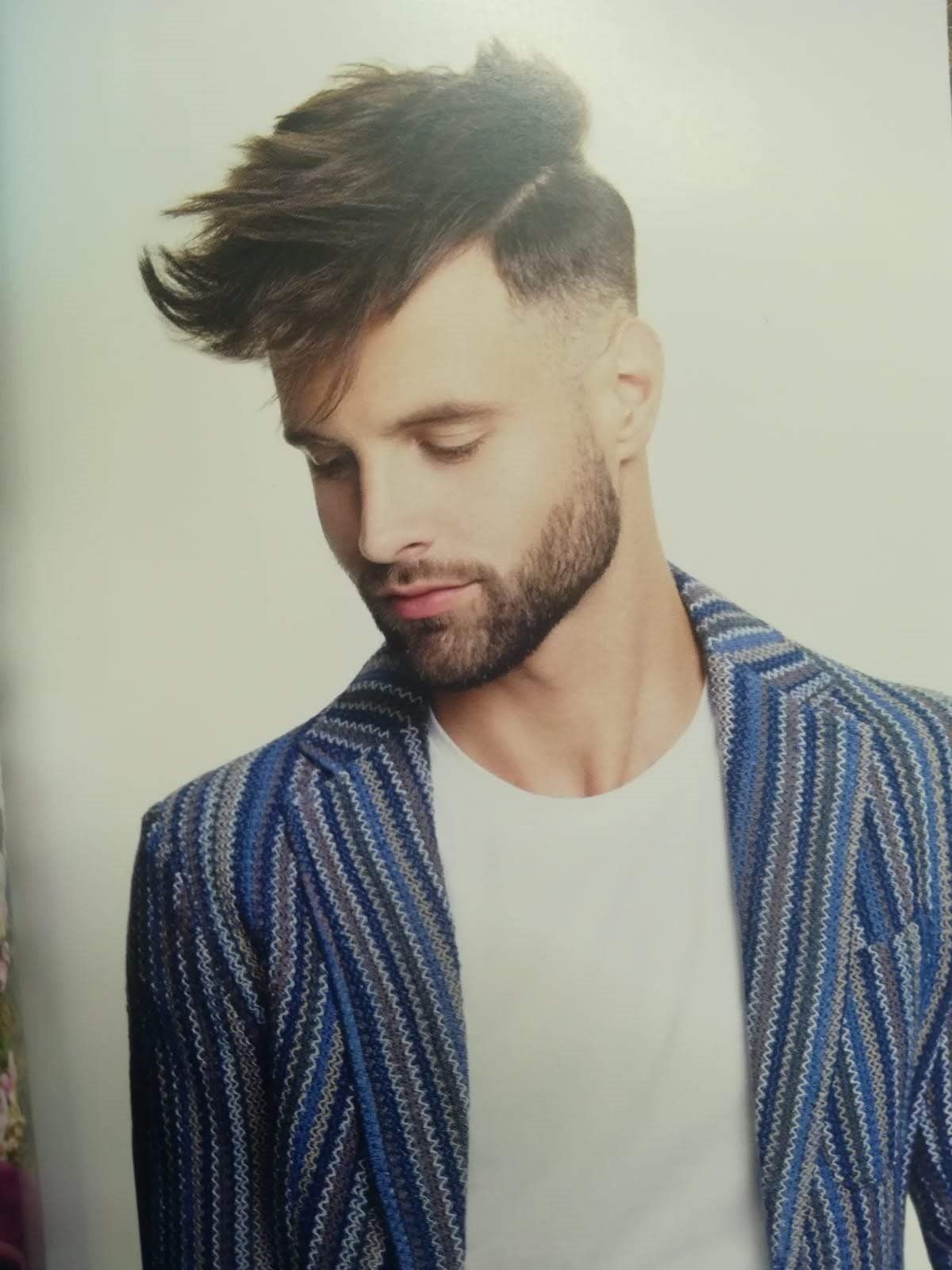 Capelli corti uomo con ciuffo lungo