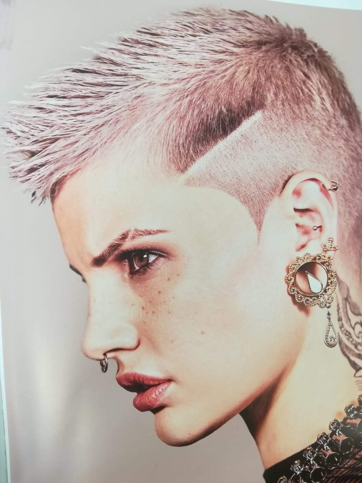 capelli molto corti donna