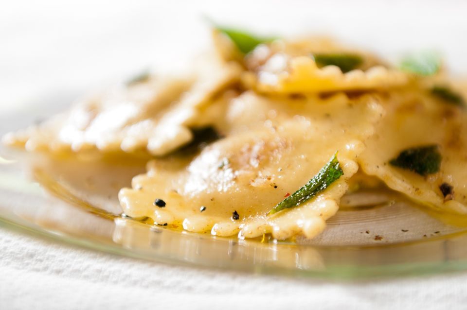 ravioli con burro, salvia e pepe nero