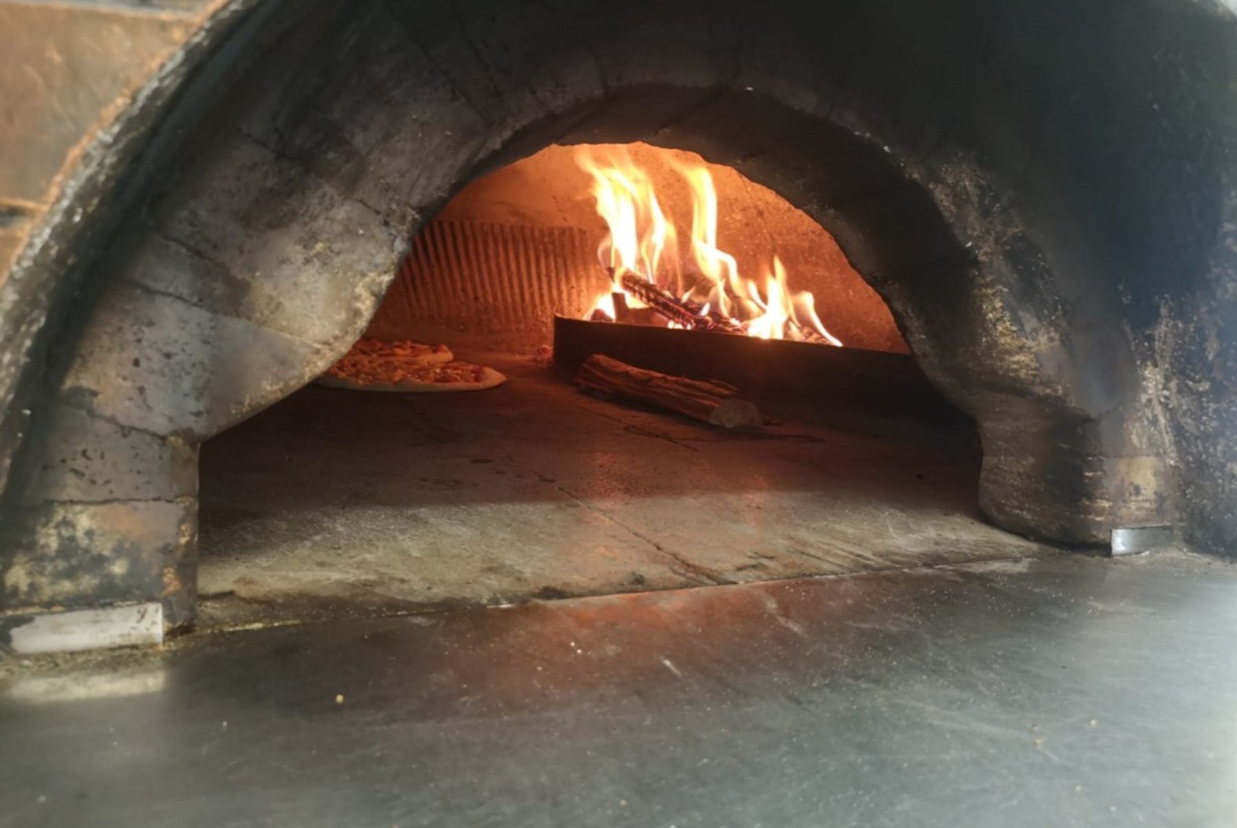 pizzeria con forno a legna