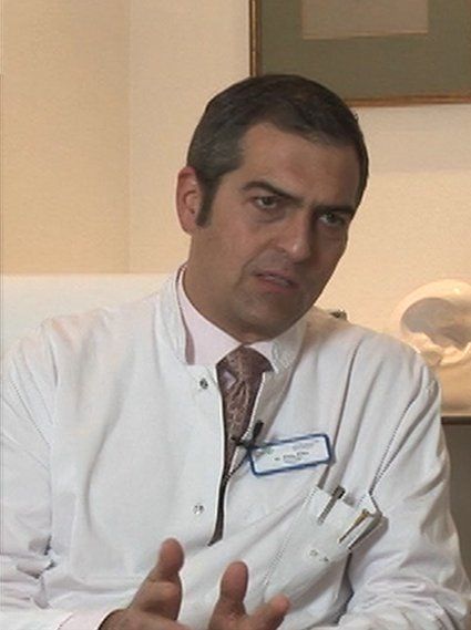 Der Leiter der Geburtsklinik Prof. Dr. Michale Abou Dakn im Gespräch mit Lydia Oehling – eine Szene aus dem Film.