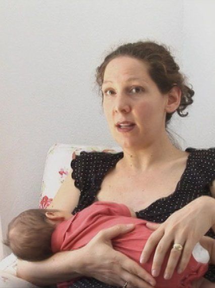 Eine stillende Mutter im Gespräch mit der Filmemacherin Lydia Oehling – eine Szene aus dem Film.