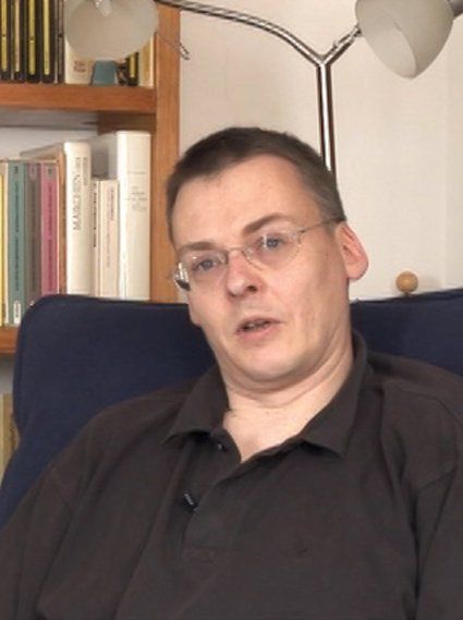 Ein männlicher Protagonist im Gespräch mit der Filmemacherin Lydia Oehling – eine Szene aus dem Film.