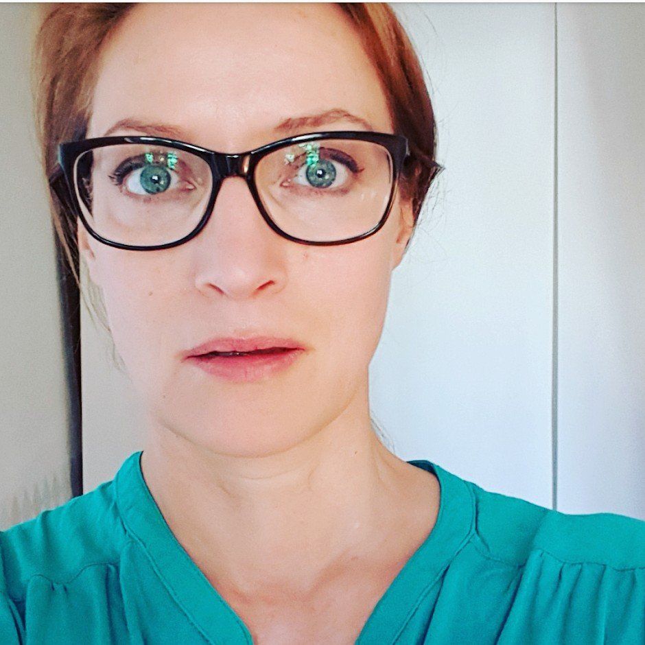 Ein Porträt der Filmemacherin Lydia Oehling. Sie trägt ein Sehbrille und ein türkisfarbenes Shirt.
