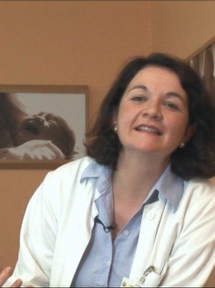 Die Oberärztin Isolde Zeitler im Gespräch mit der Filmemacherin Lydia Oehling – eine Szene aus dem Film.