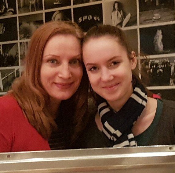 Lydia Oehling, gemeinsam mit ihrer Tochter Lara. Mutter und Tochter schauen freundlich in die Kamera.