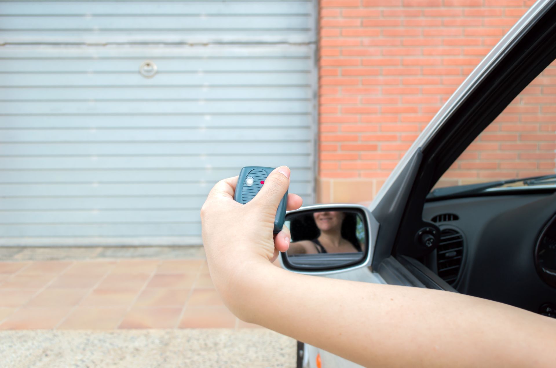apertura automatica con telecomando di una porta per garage
