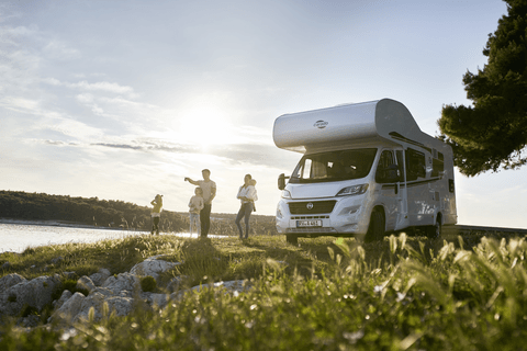 famiglia con camper