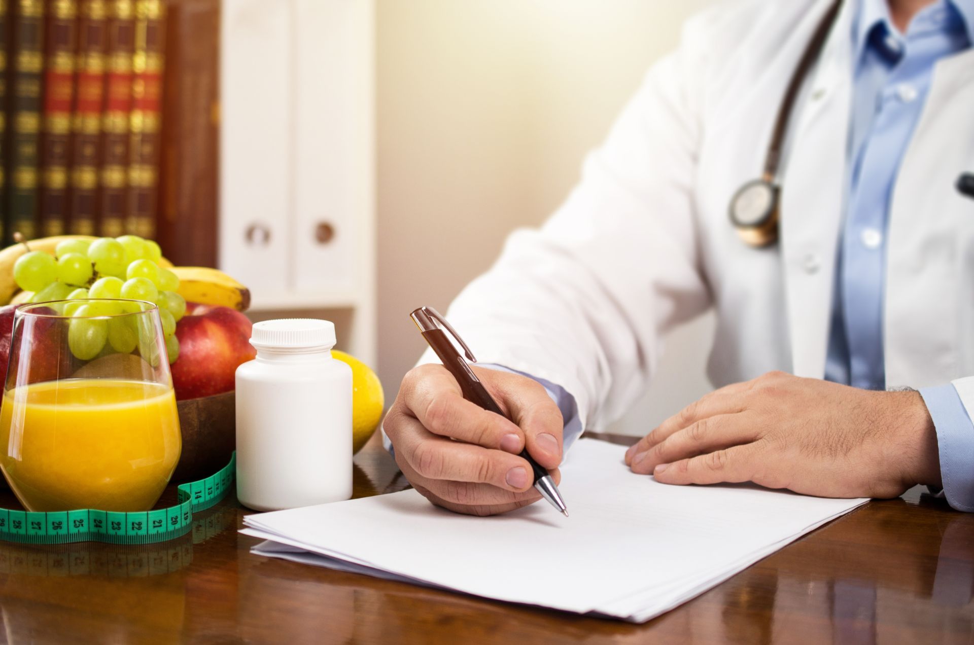 dottore mentre prescrive una dieta