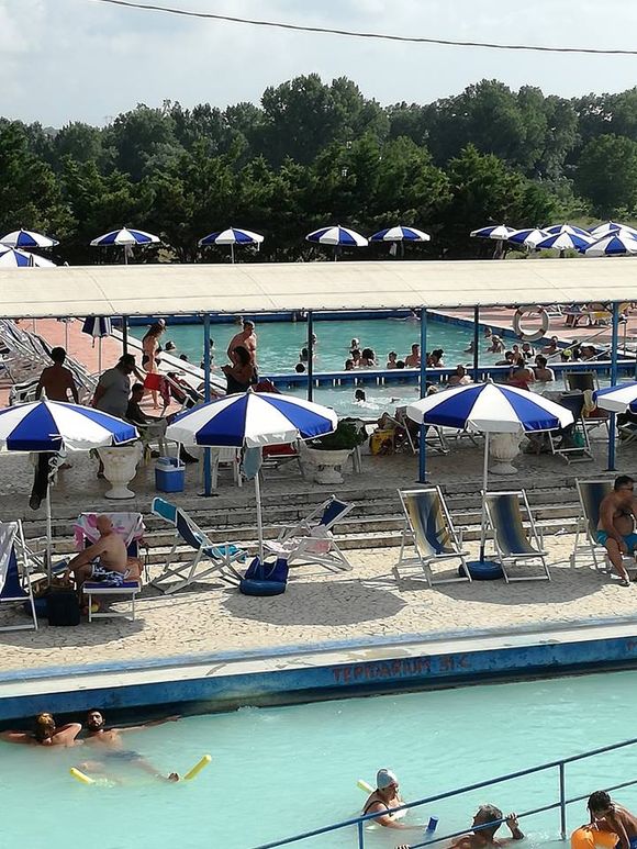 piscina con ombrelloni