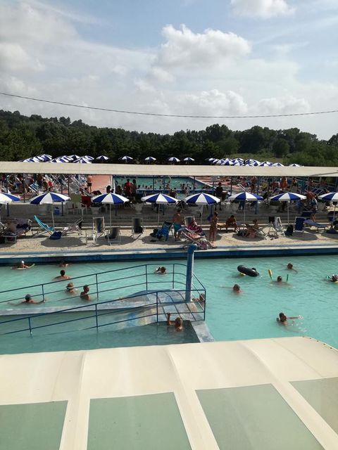 piscina all'aperto estiva