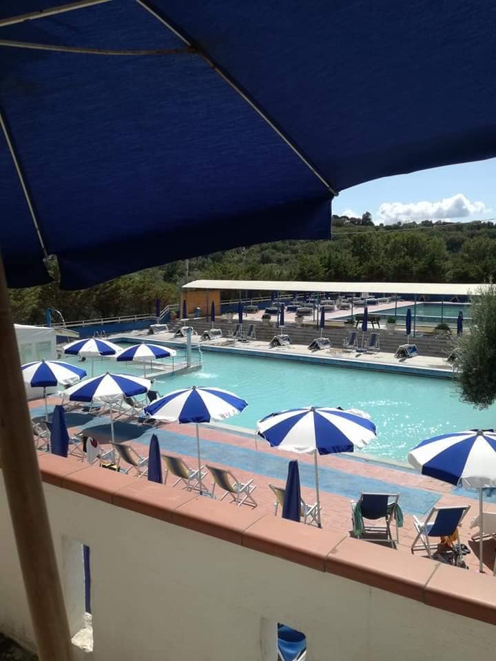 piscina con assistenza bagnanti