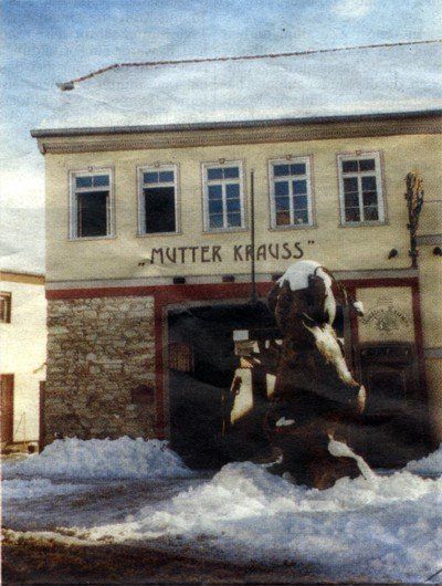 Ein Gebäude mit dem Wort Mutter Krauss darauf
