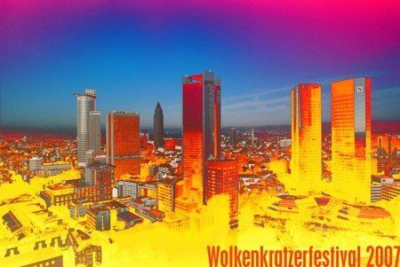 Ein Plakat für das Wolkenkratzerfestival 2007 mit einer Stadtsilhouette im Hintergrund