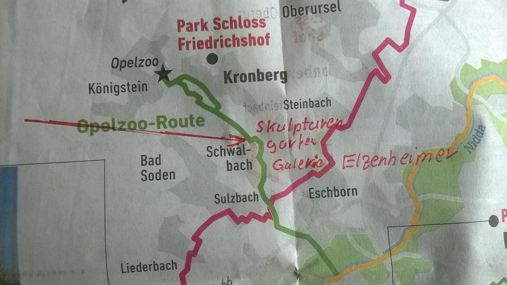 Eine Karte zeigt eine Route zum Park Schloss Friedrichshof
