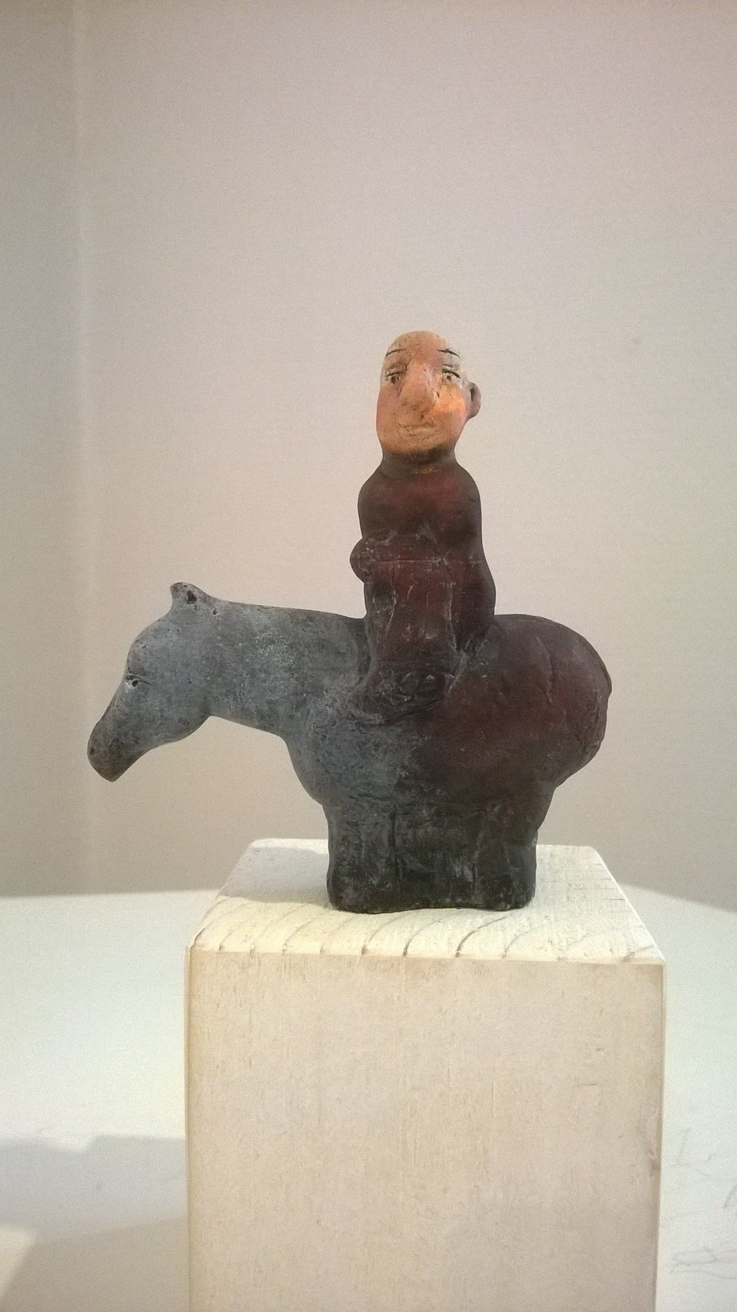Eine Statue eines Mannes, der auf dem Rücken eines Pferdes reitet.