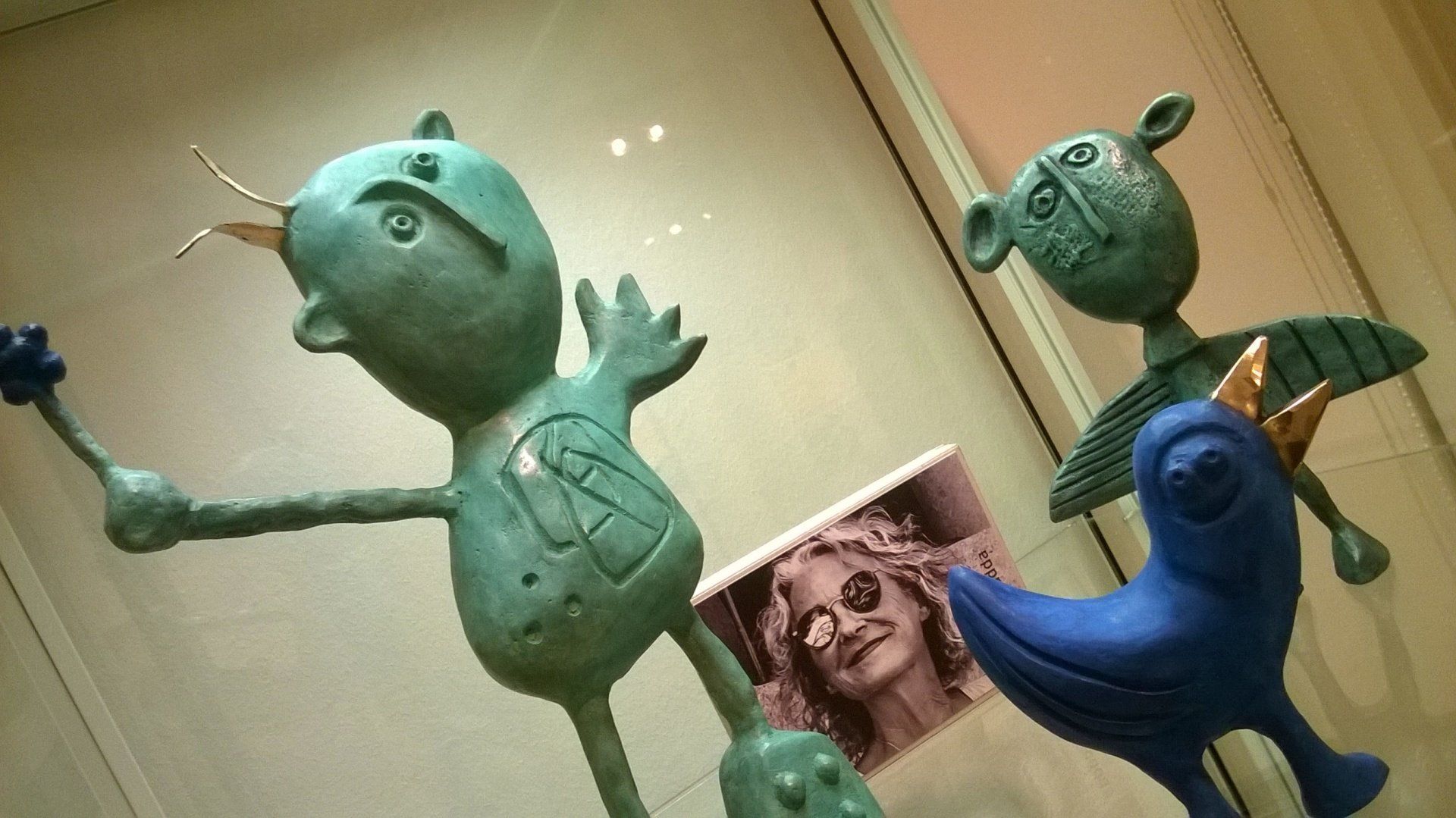 Eine Statue eines Mannes, der neben einer Statue eines Vogels steht