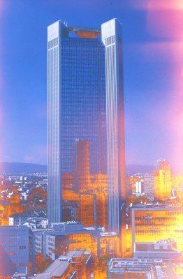 Ein sehr hohes Gebäude mitten in einer Stadt bei Nacht.
