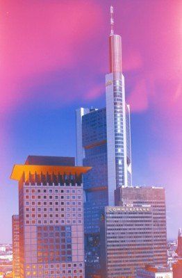 Ein Bild einer Skyline einer Stadt mit einem rosa Himmel im Hintergrund