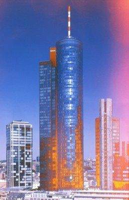 Eine Skyline einer Stadt mit einem hohen Gebäude in der Mitte