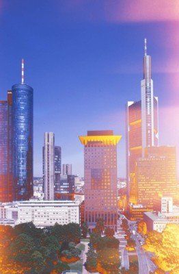 Eine Skyline einer Stadt mit vielen hohen Gebäuden