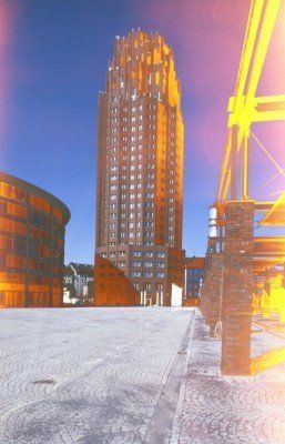 Ein sehr hohes Gebäude mit einem blauen Himmel im Hintergrund