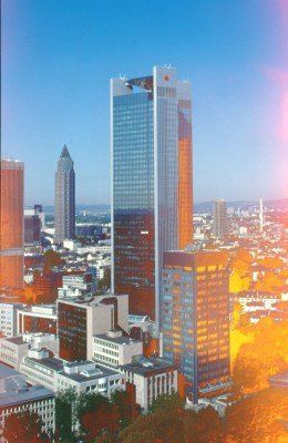 Eine Luftaufnahme einer Stadt mit vielen hohen Gebäuden