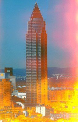 Ein sehr hohes Gebäude mitten in einer Stadt.