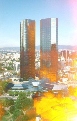 Ein Blick auf eine Stadt mit zwei hohen Gebäuden im Vordergrund.
