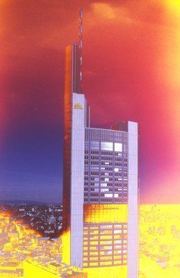 Ein sehr hohes Gebäude mit einem violetten Himmel im Hintergrund