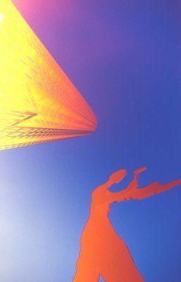Der Schatten einer Person fällt in den blauen Himmel