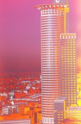 Ein sehr hohes Gebäude mit dem Buchstaben C darauf