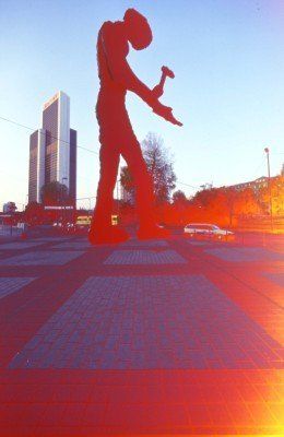 Eine Statue eines Mannes mit einem Hammer in der Hand