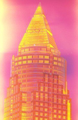 Ein sehr hohes Gebäude mit einem rosa Himmel im Hintergrund.