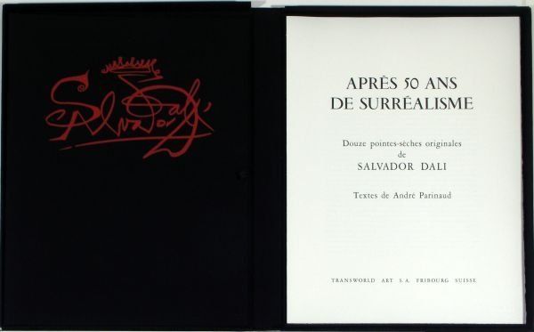 Ein Buch ist auf einer Seite aufgeschlagen, auf der steht „Apres 50 ans de surrealisme“