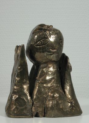 Eine Bronzestatue einer Person mit geschlossenen Augen