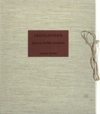 Ein Buch von Friedlaender ist mit einer Schnur zusammengebunden