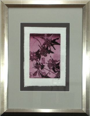 Ein gerahmtes Bild von Blumen in einem silbernen Rahmen