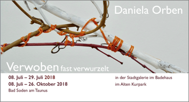 Ein Plakat für Daniela Orben zeigt eine Skulptur eines Astes