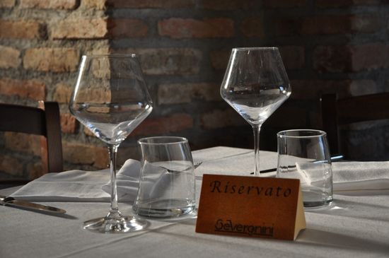 Decorazioni floreali all'interno della trattoria