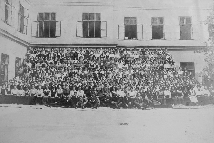 Fanni Lemmermayer Teamfoto Fabrik