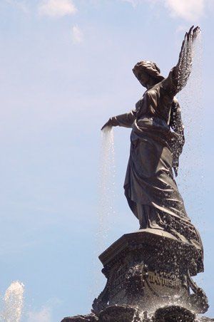 statue
