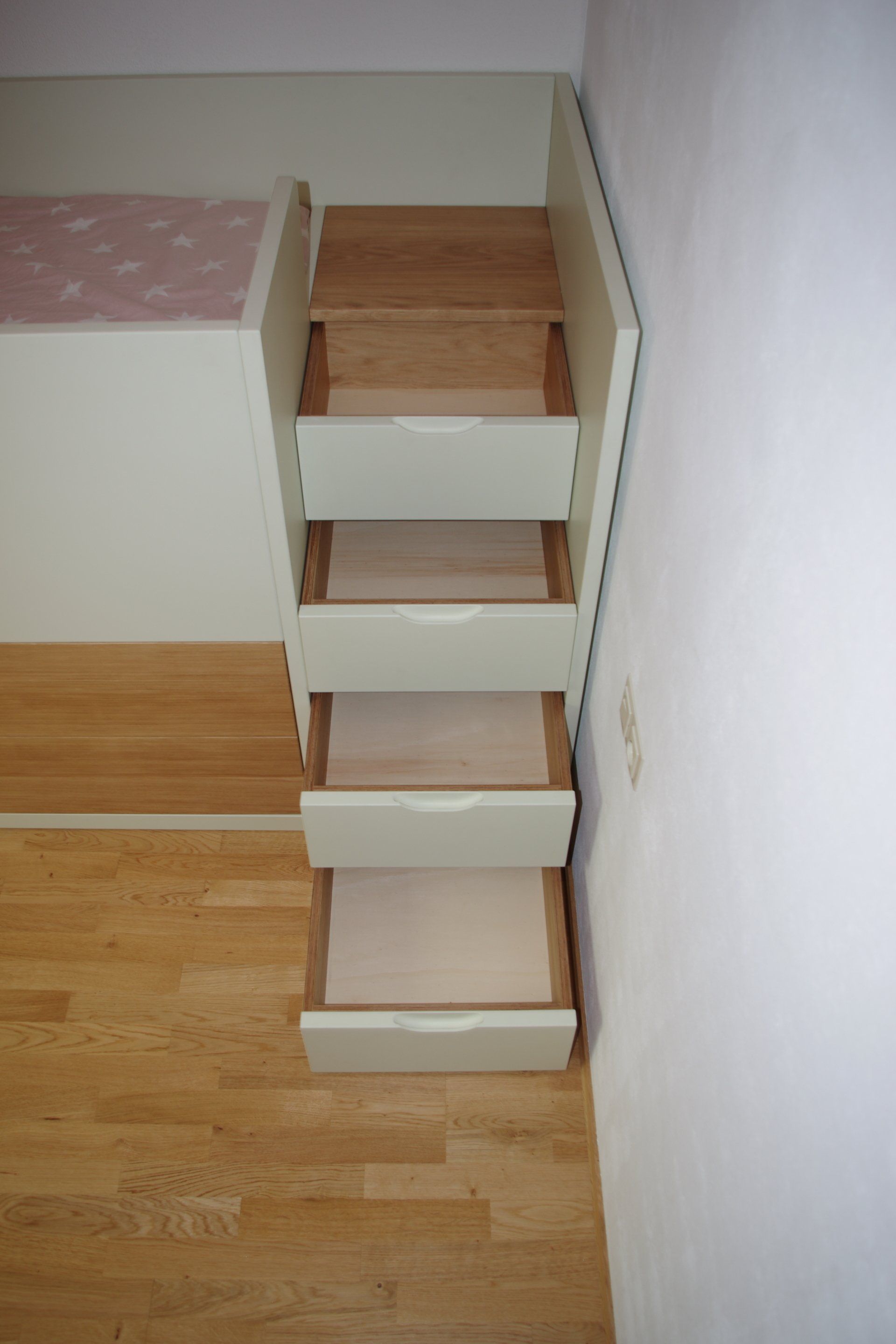 schönes Kinder Hochbett mit Stauraum