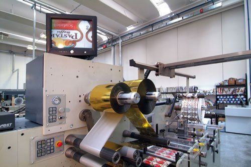 un macchinario in una fabbrica di etichette
