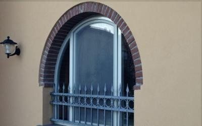Installazionie di infissi in PVC in uno spazio ad arco