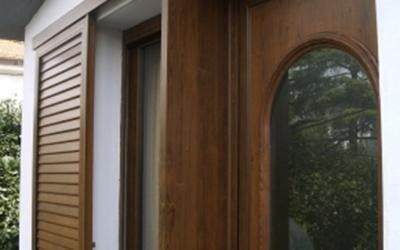 Persiana e porta d'ingresso a vetri in legno