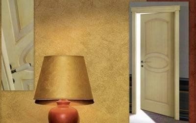 Porta e dettaglio in rilievo in un interno
