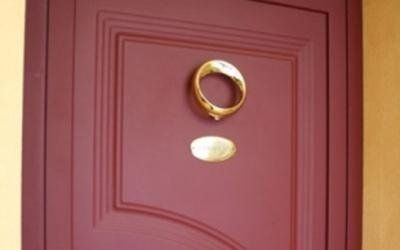Porta blindata con battente e targhetta