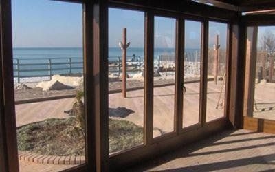 Veranda in Legno e PVC vista dall'interno
